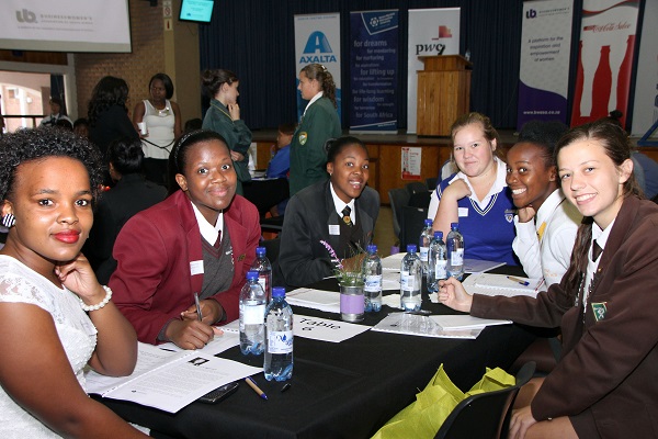Beyond the Classroom facilitator Zenaude Nkaelo (NMMU – left) with matric girls from the different schools all seated at one table to facilitate networking are from the left Khanyisa Kolih (Ethembeni Enrichment Centre), Ntombi Mshumpela (Lawson Brown High School), Simone Smith (Andrew Rabie), Yolanda Mfeti (Walmer High School) and Tarryn Wright (Alexander Road High School). PHOTOGRAPHER: Gerdie de Lange