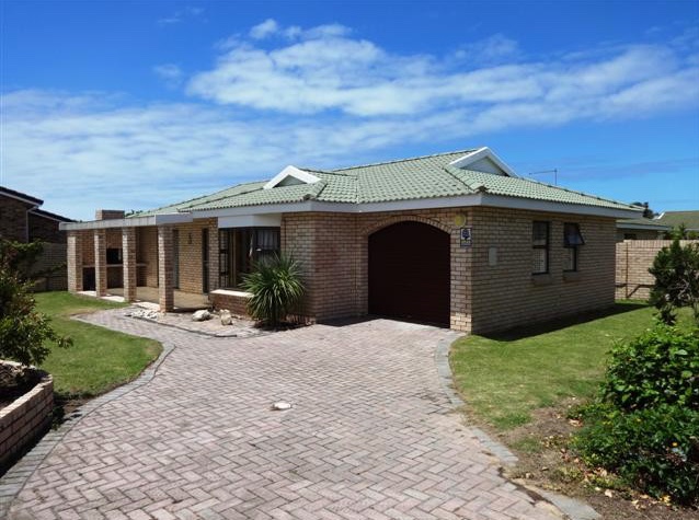 A five-bedroomed townhouse in Summerstrand is on the market for R1,450,000.