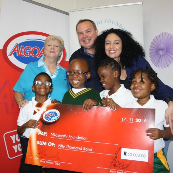 Debby Wakeford (Director of Nkosinathi) and the children from Nkosinathi Foundation's Early Childhood Development Centre received a R50 000 cheque from Algoa FM Managing Director, Dave Tiltmann, and PR and CSI Manager, Jennilee Peremore.